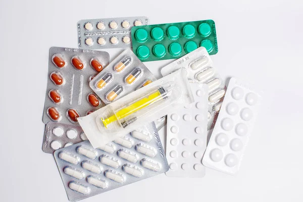Muchas Píldoras Diferentes Para Enfermedades Una Jeringa Para Inyección — Foto de Stock