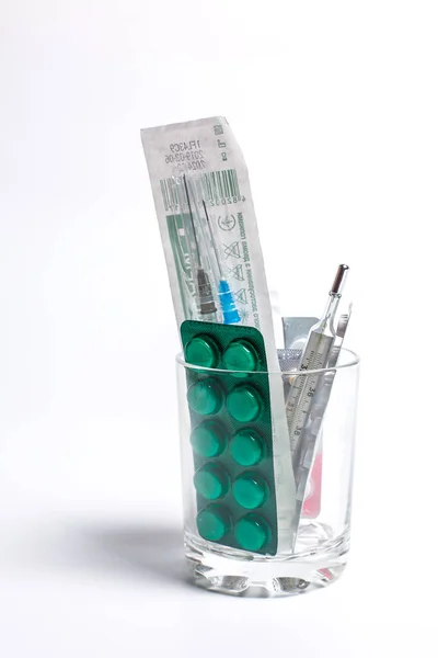 病気の注射器やガラスの治療のための温度計のための多くの異なる薬 — ストック写真