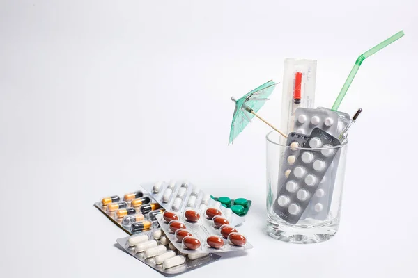 Molte Pillole Diverse Malattie Siringa Termometro Trattamento Bicchiere — Foto Stock