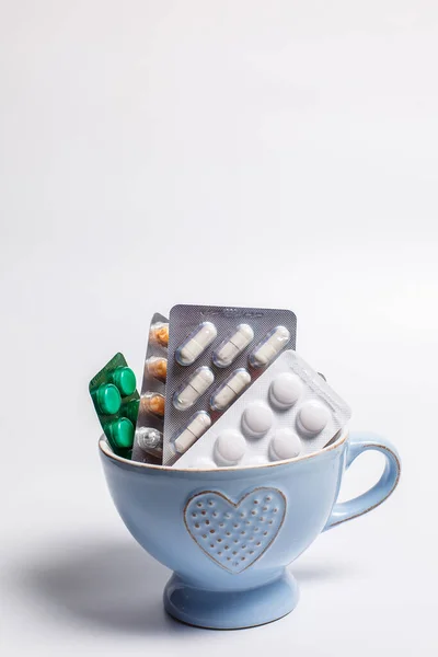 Siringa Iniettabile Termometro Pillole Una Tazza Blu — Foto Stock