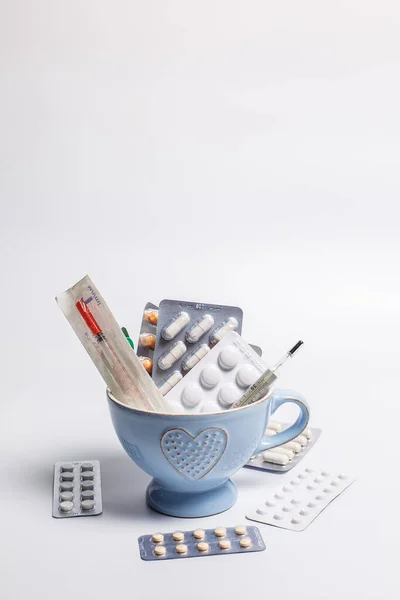 Siringa Iniettabile Termometro Pillole Una Tazza Blu — Foto Stock