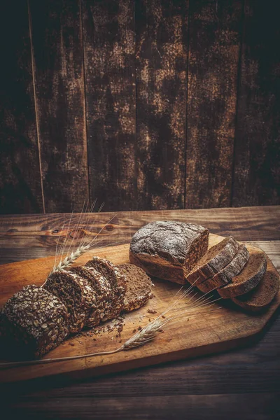 Ароматний Свіжий Смачний Чорний Хліб Колосками Зернами Старовинній Поверхні — стокове фото