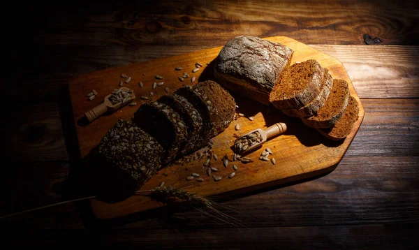 Pachnący Świeży Smaczny Czarny Chleb Kolcami Ziarnami Zabytkowej Powierzchni — Zdjęcie stockowe