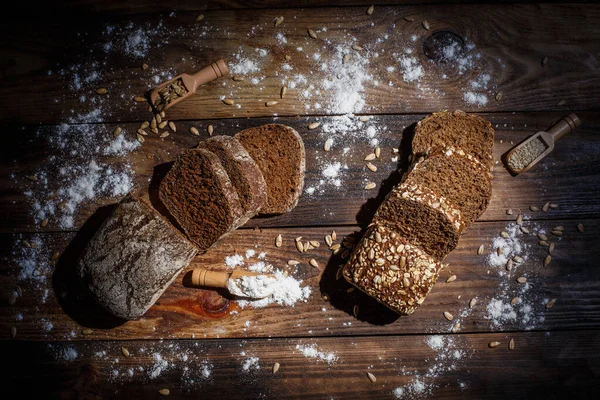 Vonný Chutný Černý Chléb Kořením Leží Vedle Hřeby Semena Vinném — Stock fotografie