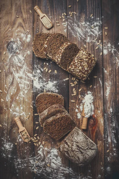 Vonný Chutný Černý Chléb Kořením Leží Vedle Hřeby Semena Vinném — Stock fotografie