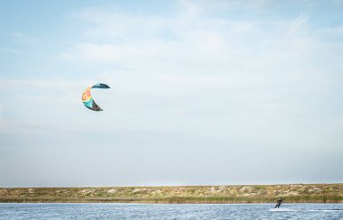 Yazın atlama ve hilelerle uçan bir atlet..