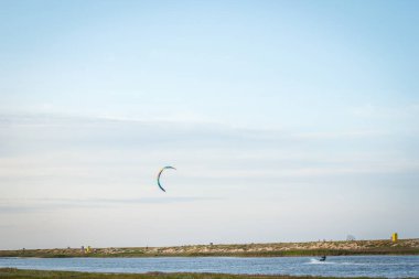 Yazın atlama ve hilelerle uçan bir atlet..