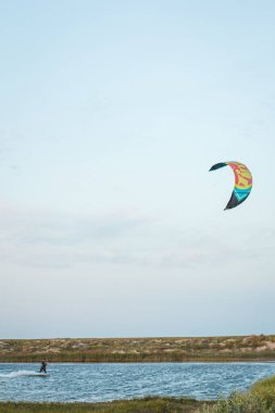 Yazın atlama ve hilelerle uçan bir atlet..