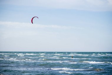 Yazın atlama ve hilelerle uçan bir atlet..