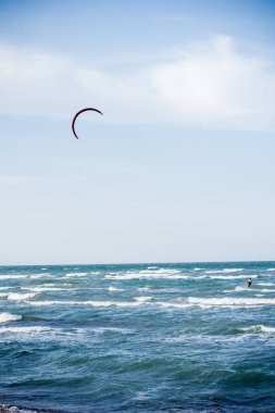 Yazın atlama ve hilelerle uçan bir atlet..