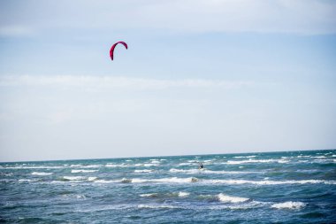 Yazın atlama ve hilelerle uçan bir atlet..