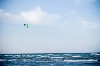 Yazın atlama ve hilelerle uçan bir atlet..