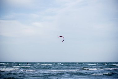 Yazın atlama ve hilelerle uçan bir atlet..