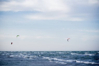 Yazın atlama ve hilelerle uçan bir atlet..