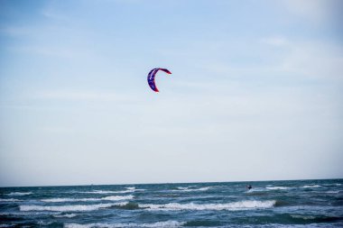 Yazın atlama ve hilelerle uçan bir atlet..