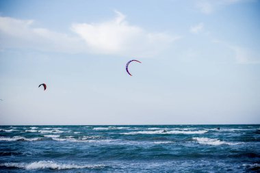 Yazın atlama ve hilelerle uçan bir atlet..