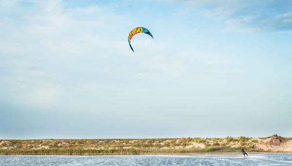 夏天带跳跃和技巧的田径风筝冲浪 — 图库照片