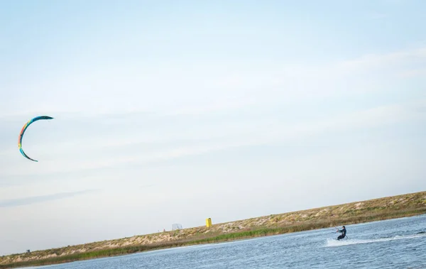 夏天带跳跃和技巧的田径风筝冲浪 — 图库照片