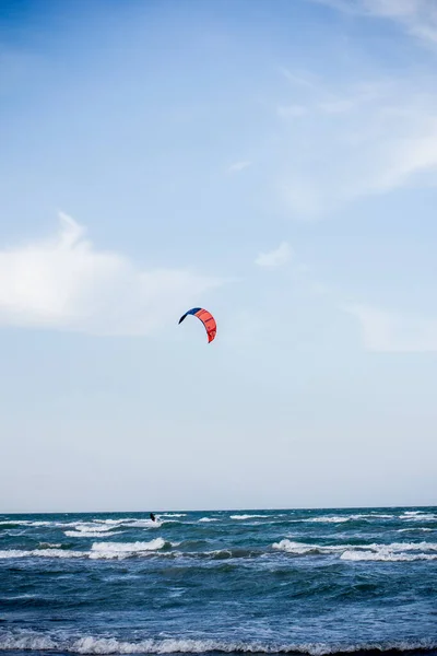 Idrottare Kitesurfing Med Hopp Och Tricks Sommaren — Stockfoto