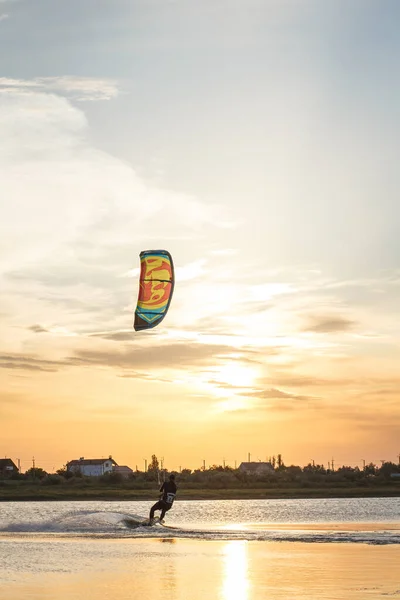 Atleta Kitesurf Mar Durante Belo Pôr Sol — Fotografia de Stock