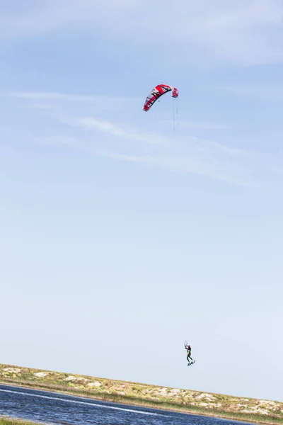 Atleta Monta Kitesurf Mar Verão Quente Com Saltos Truques — Fotografia de Stock