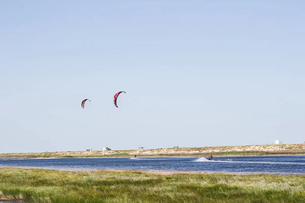 Atleet Ritten Kitesurfen Zee Hete Zomer Met Sprongen Trucs — Stockfoto