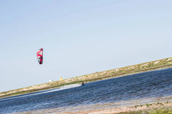 Sportler Fährt Heißen Sommer Kitesurfen Auf See Mit Sprüngen Und — Stockfoto