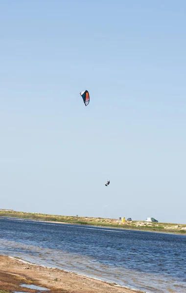 Atleta Monta Kitesurf Mar Verão Quente Com Saltos Truques — Fotografia de Stock