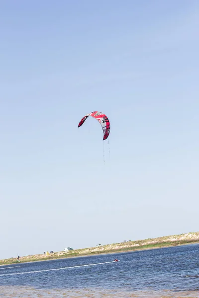 Atleet Ritten Kitesurfen Zee Hete Zomer Met Sprongen Trucs — Stockfoto