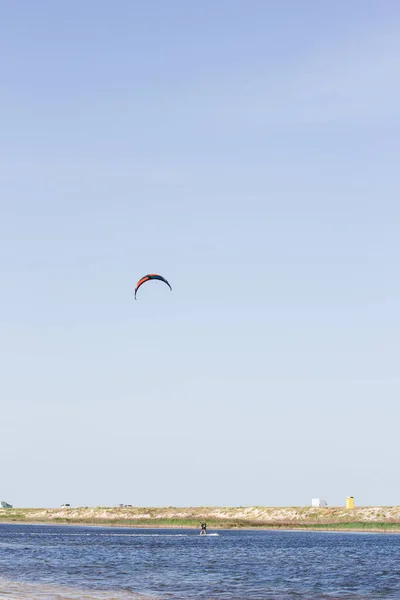 Atleta Monta Kitesurf Mar Verão Quente Com Saltos Truques — Fotografia de Stock