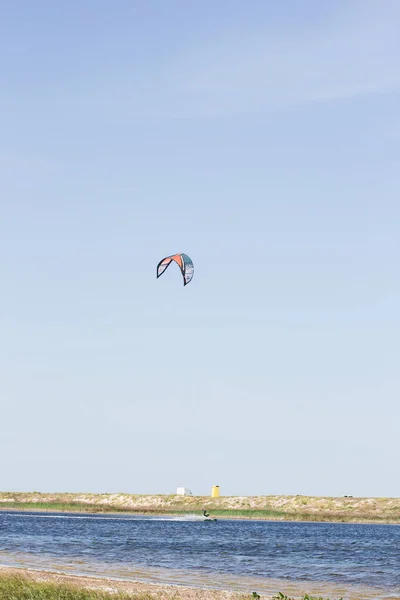 Athlete Rides Kitesurfing Sea Hot Summer Jumps Tricks — Stock Photo, Image