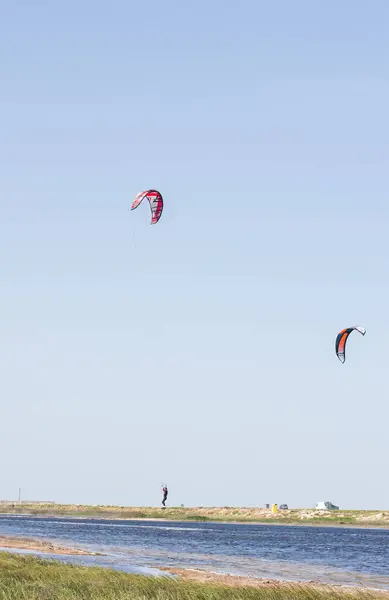 Atleet Ritten Kitesurfen Zee Hete Zomer Met Sprongen Trucs — Stockfoto