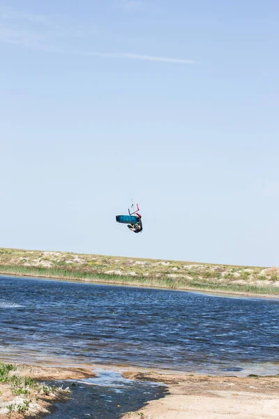 Athlète Promenades Kitesurf Mer Dans Été Chaud Avec Des Sauts — Photo