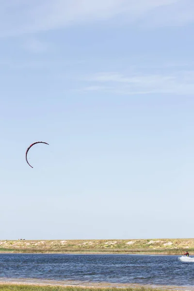 선수가 점프와 속임수로 여름에 바다에서 산들바람을 — 스톡 사진