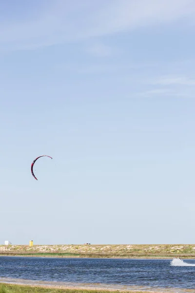 Atleta Monta Kitesurf Mar Caluroso Verano Con Saltos Trucos —  Fotos de Stock