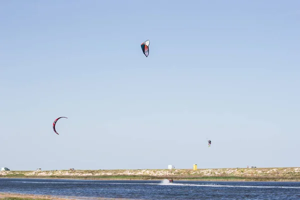 Sportler Fährt Heißen Sommer Kitesurfen Auf See Mit Sprüngen Und — Stockfoto