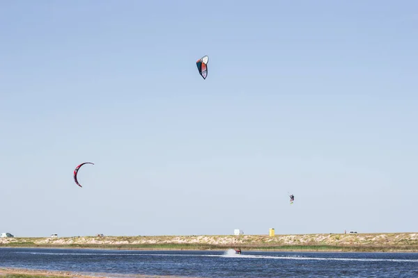 Atleet Ritten Kitesurfen Zee Hete Zomer Met Sprongen Trucs — Stockfoto