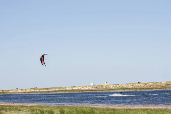 Atleta Monta Kitesurf Mar Verão Quente Com Saltos Truques — Fotografia de Stock