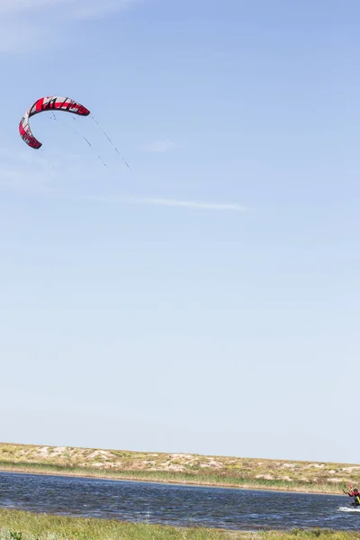 Atleet Ritten Kitesurfen Zee Hete Zomer Met Sprongen Trucs — Stockfoto