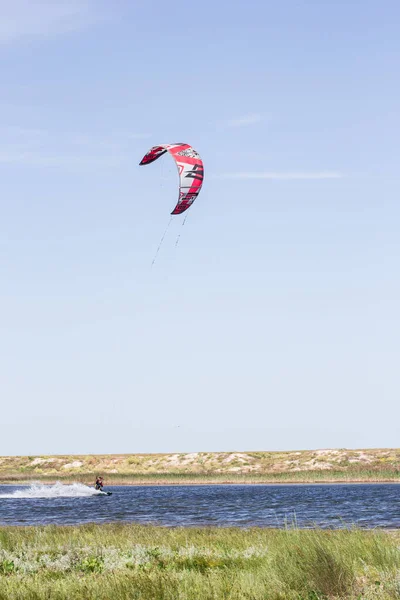 Athlete Rides Kitesurfing Sea Hot Summer Jumps Tricks — Stock Photo, Image