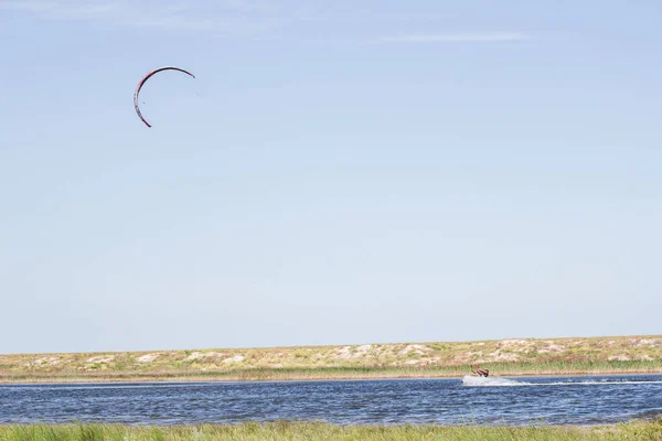 Sportowiec Jeździ Kitesurfingu Morzu Gorące Lato Skokami Sztuczkami — Zdjęcie stockowe