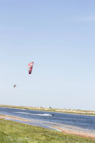 Atleet Ritten Kitesurfen Zee Hete Zomer Met Sprongen Trucs — Stockfoto