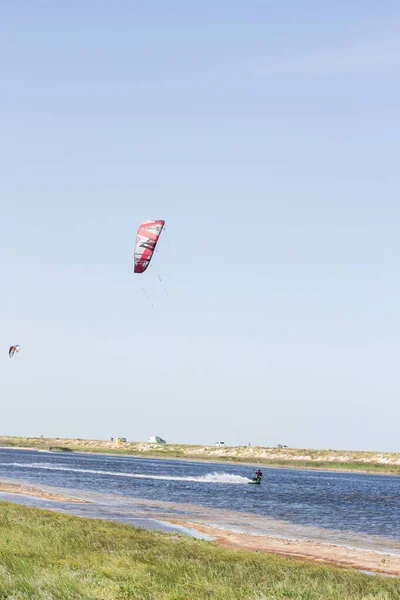 Atleet Ritten Kitesurfen Zee Hete Zomer Met Sprongen Trucs — Stockfoto