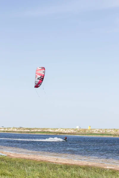 Atleet Ritten Kitesurfen Zee Hete Zomer Met Sprongen Trucs — Stockfoto