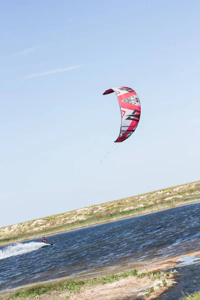 Αθλητής Βόλτες Kitesurfing Στη Θάλασσα Ζεστό Καλοκαίρι Άλματα Και Κόλπα — Φωτογραφία Αρχείου