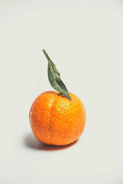 Dulces Mandarinas Color Naranja Con Una Hoja Verde Sobre Fondo —  Fotos de Stock