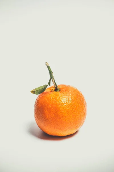 白い背景に緑の葉を持つオレンジ色の甘いみかん — ストック写真