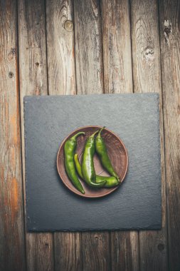 Ahşap bir masada baharatlı yemekler için acı biber.