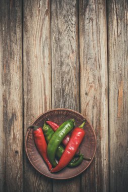 Ahşap bir masada baharatlı yemekler için acı biber.