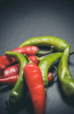 Siyah arka planda baharatlı yemekler için acı biber.